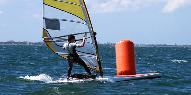 Huig-Jan Tak op een 380cm raceboard