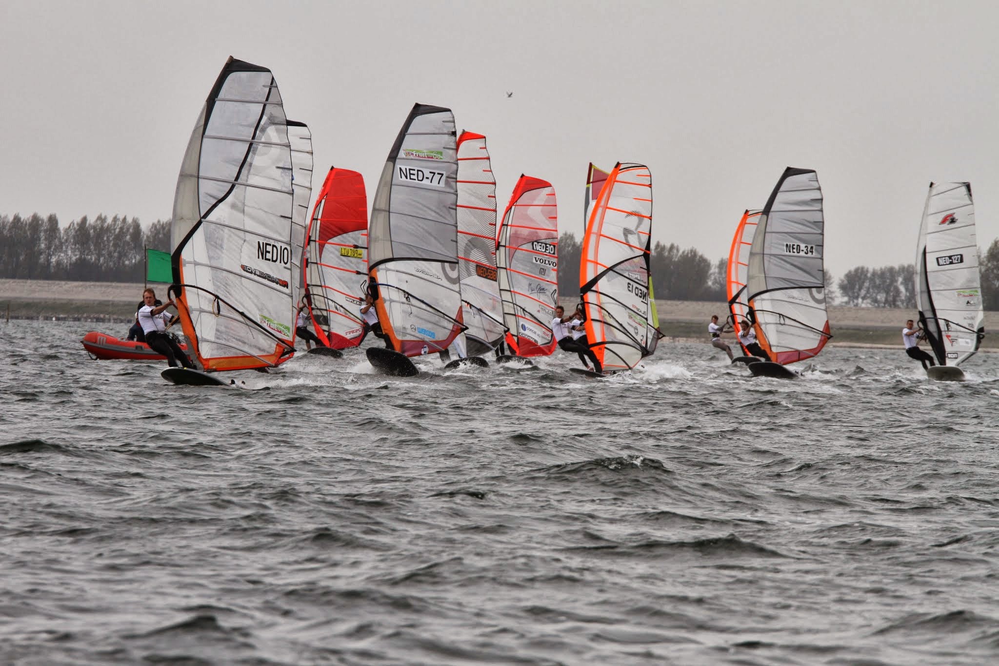 Zonnige start Fruit to Go NK Windsurfen 2014 op Grevelingendam