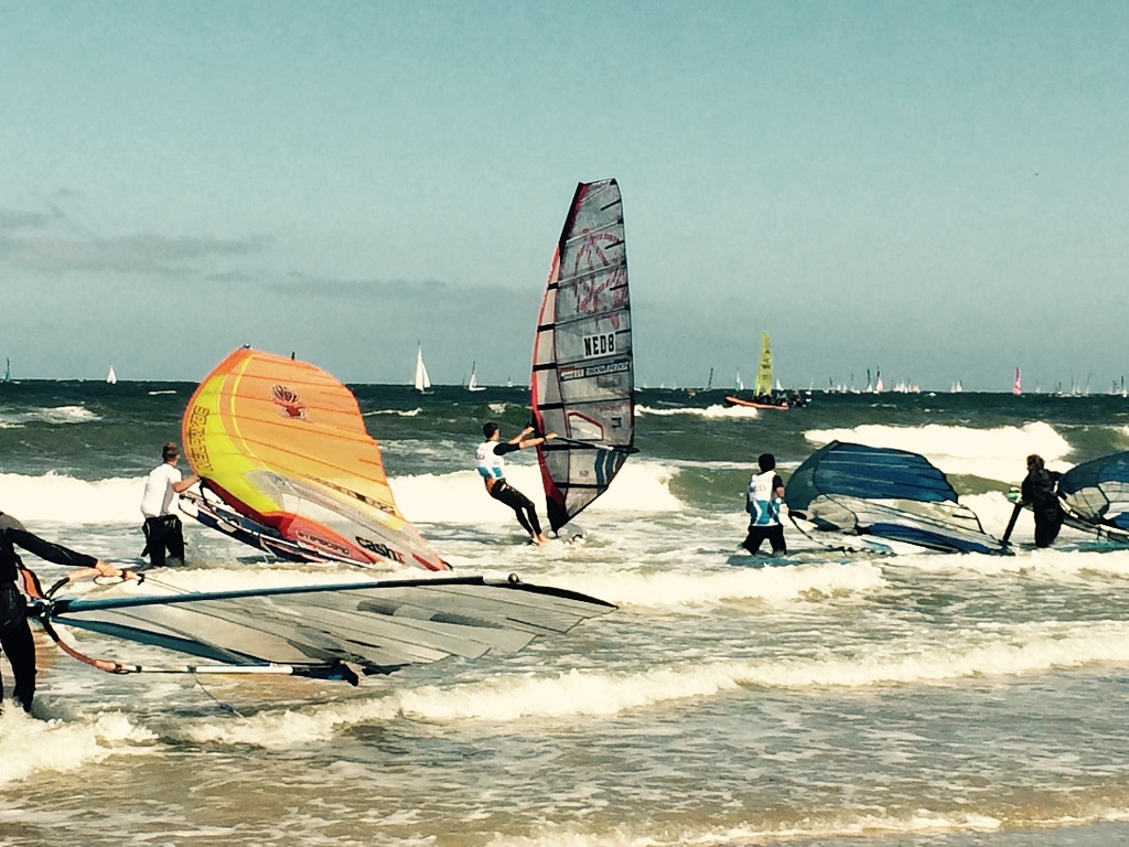 Casper Bouman zegeviert tijdens Ronde om Texel windsurfen 2015