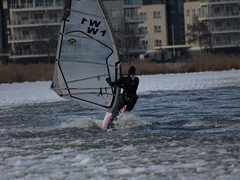 Windsurfer trotseert winterweer (RTV N-H)