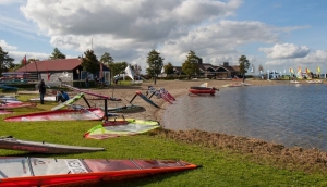 Aspirant Olympisch Windsurfer Kiran Badloe wint Grote Prijs Aalsmeer