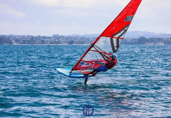 Windfoil racing - revolutie in het wedstrijdsurfen?